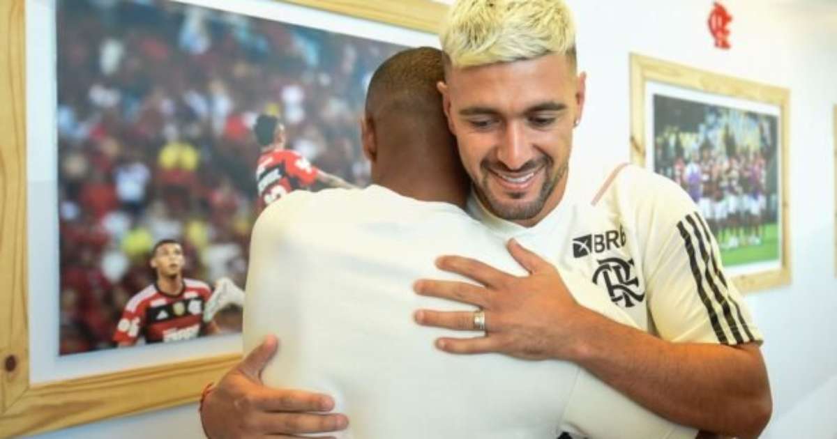 De La Cruz tem primeiro dia no Ninho e reencontra Arrascaeta e Varela