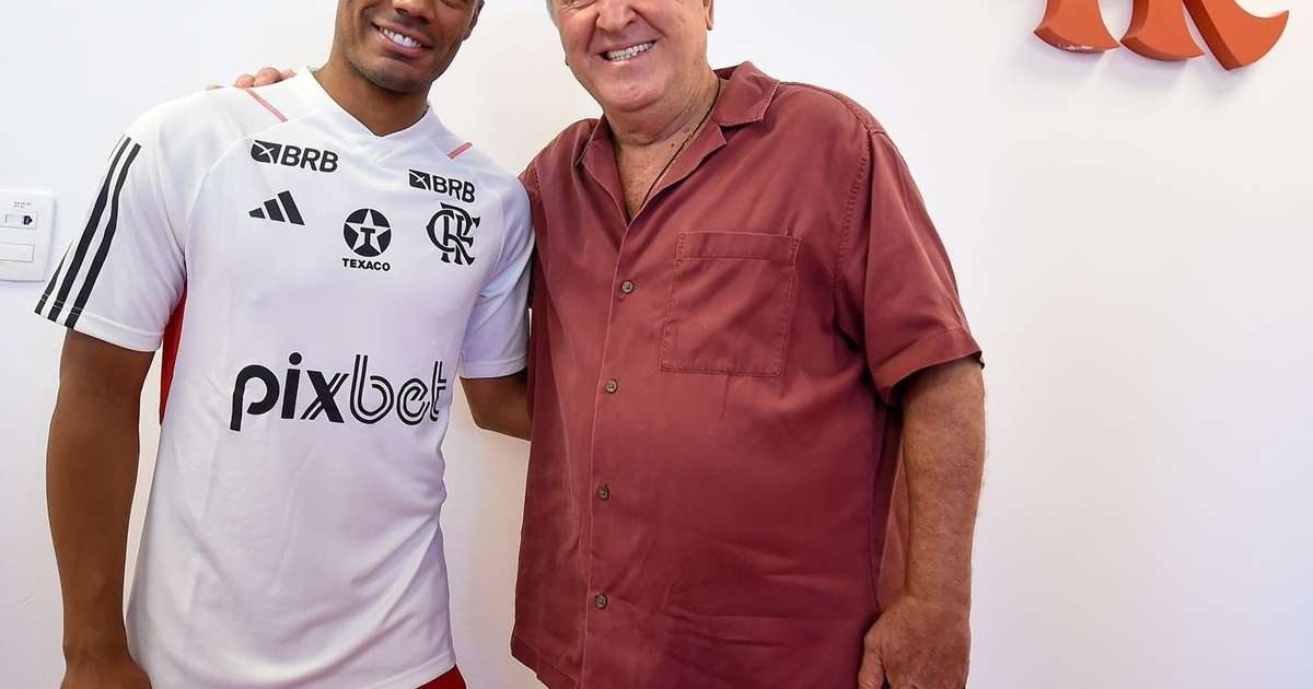 Zico faz visita no CT do Flamengo e manda recado para De La Cruz: Voltar a erguer as taças