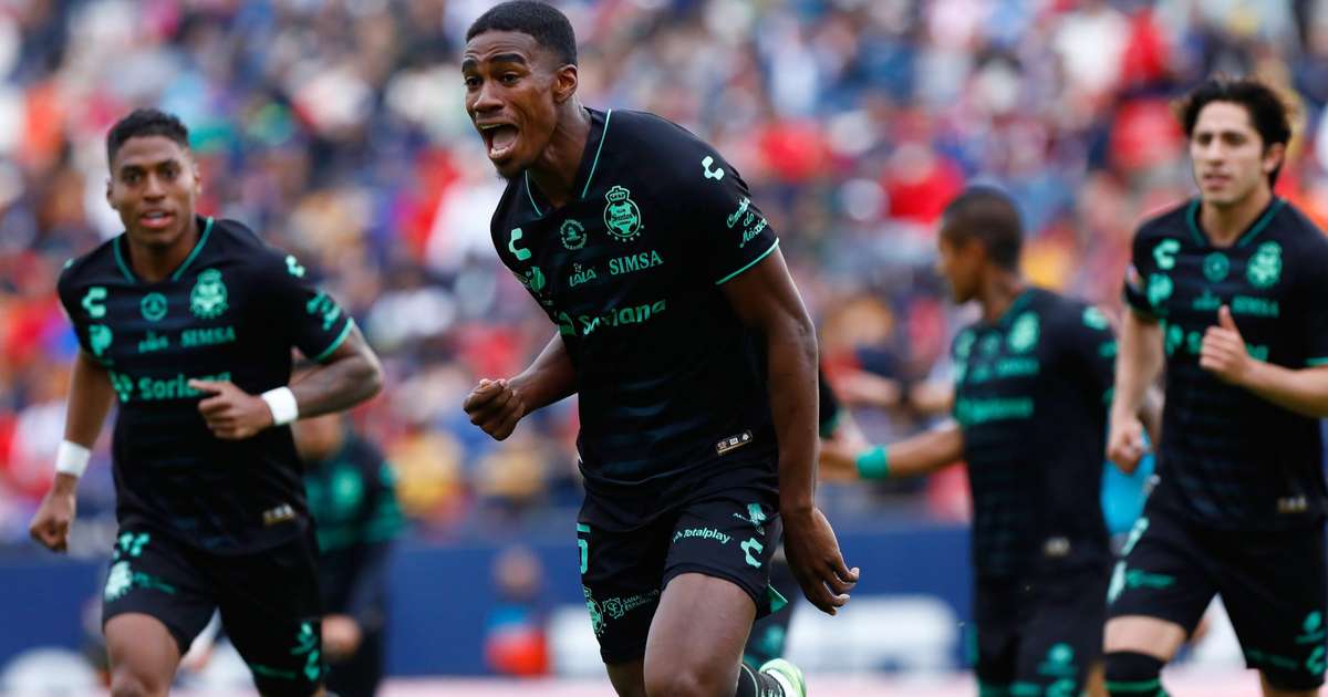 Félix Torres chega no Brasil para assinar com o Corinthians