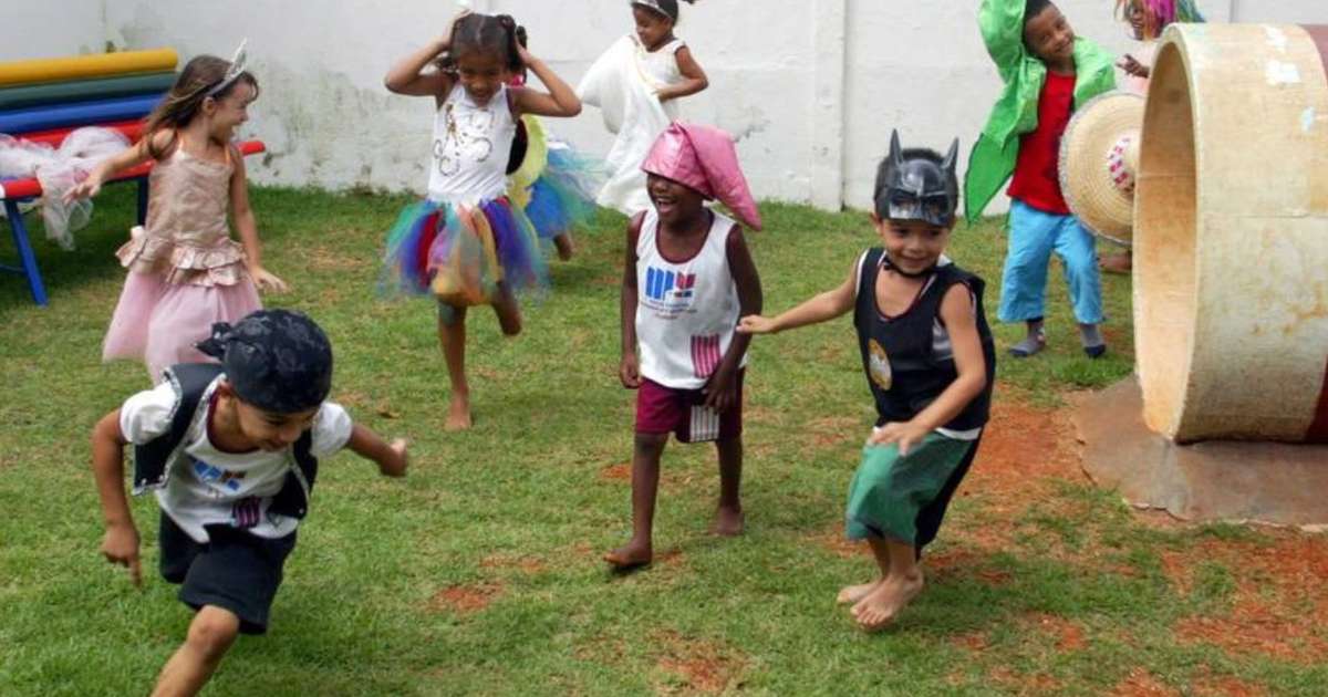 Livro reúne brincadeiras da cultura africana para crianças e professores
