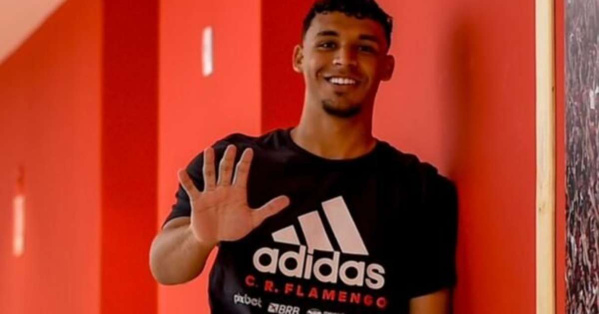 Flamengo anuncia renovação de Victor Hugo