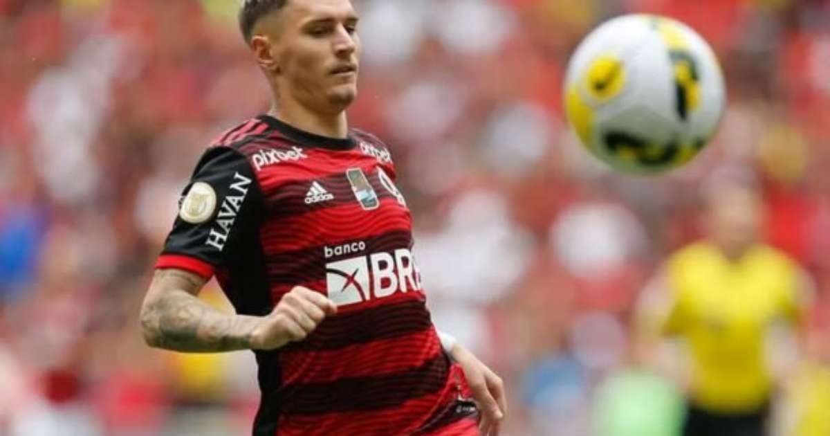 Varela treina como titular e ganha nova chance no Flamengo