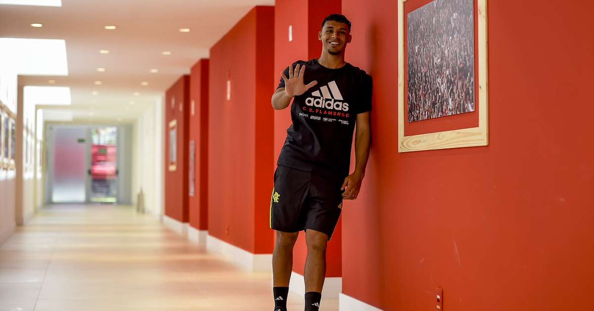 Flamengo anuncia renovação de contrato de Victor Hugo