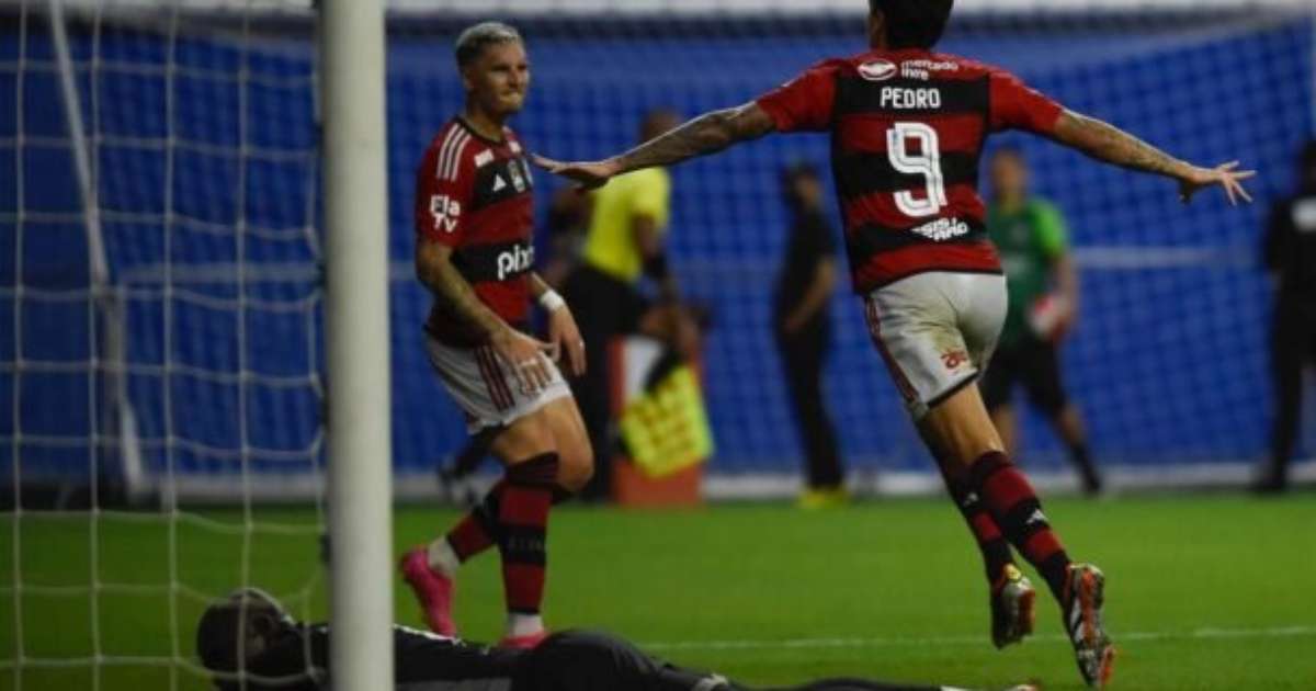Varela festeja primeiro gol pelo Fla e espera compatriota