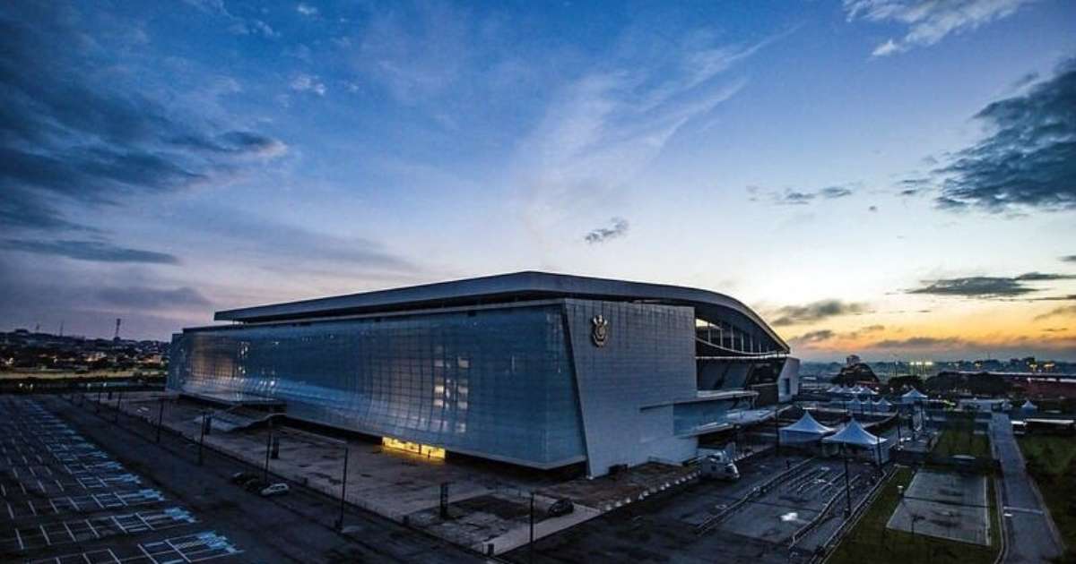 Presidente do Corinthians anuncia acordo milionário por placas da arena