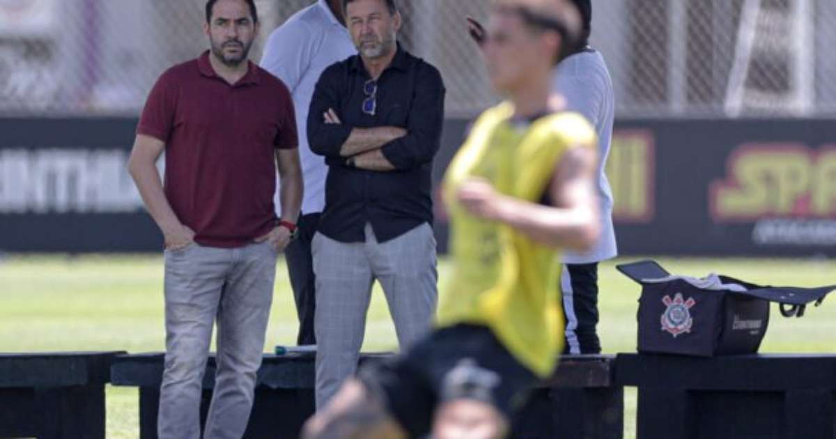 Corinthians tenta correção de rota após gafes de Augusto Melo