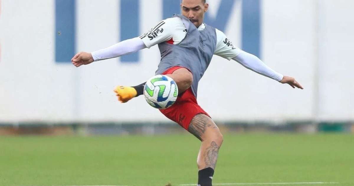 Flamengo aceita proposta do Botafogo, mas Matheuzinho aguarda Corinthians