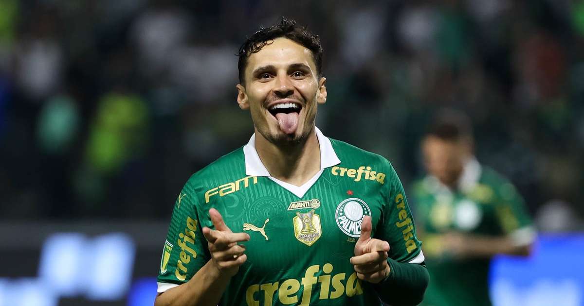 Raphael Veiga chega a 15 gols em clássicos e inicia 2024 voando no Palmeiras