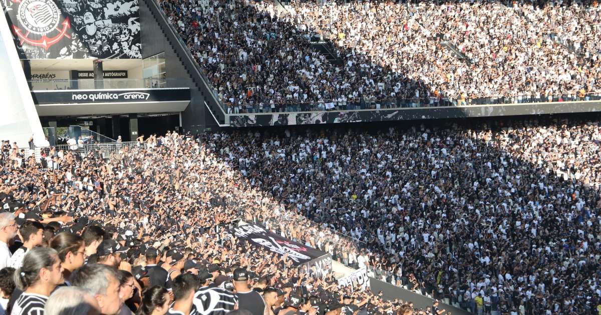Torcida do Corinthians faz cobrança forte após derrota para o São Paulo