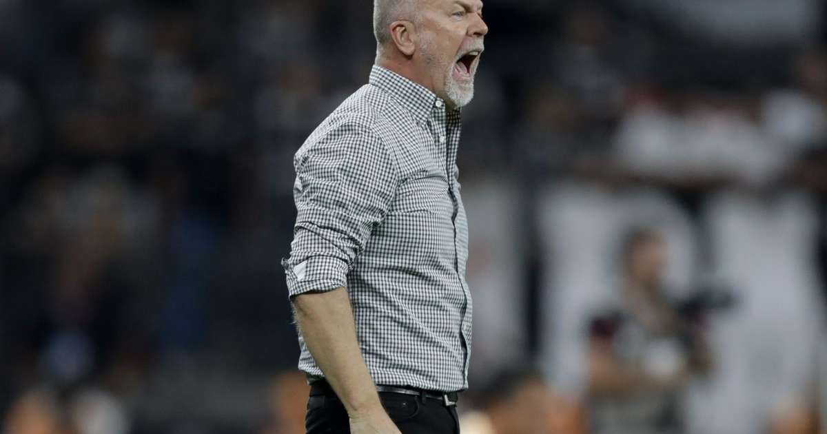 Após derrota, Mano Menezes cita dificuldades previsíveis em começo de temporada e não descarta novas chegadas