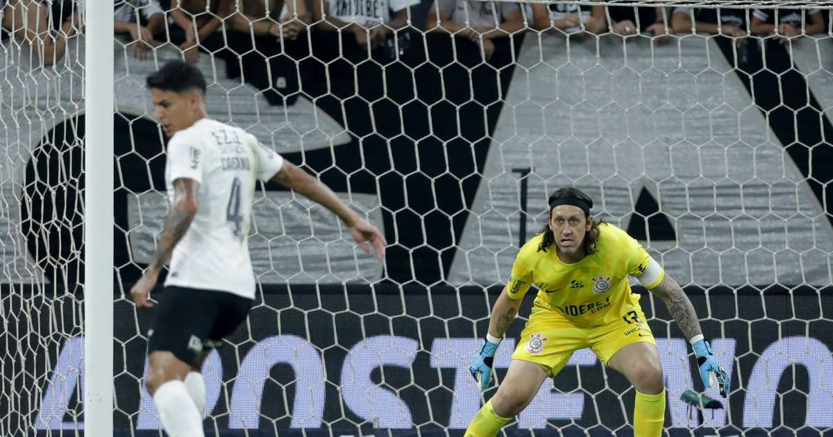 Cássio põe atraso de salários em segundo plano e cobra reação do Corinthians