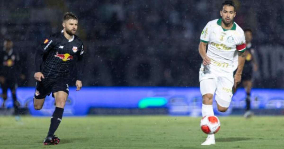 Palmeiras vence Bragantino com gol no fim e dispara no Paulistão