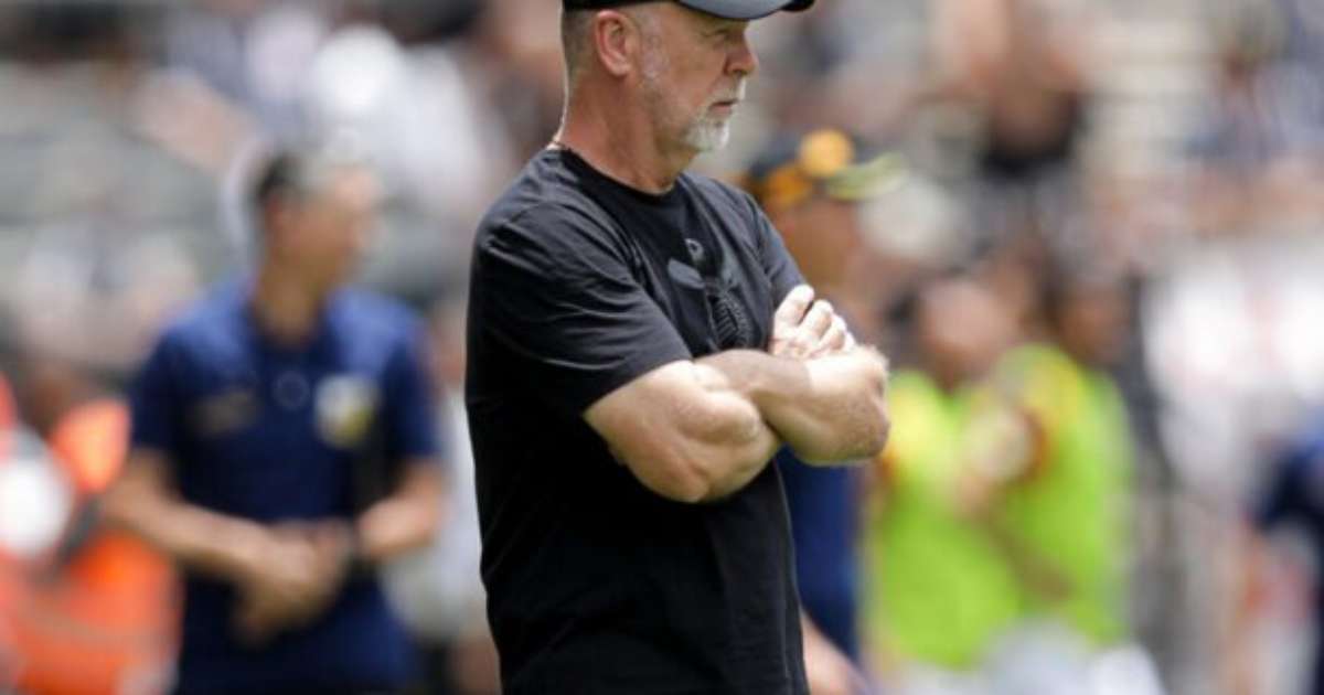 Criticado pela torcida, Mano mantém foco no processo de trabalho.