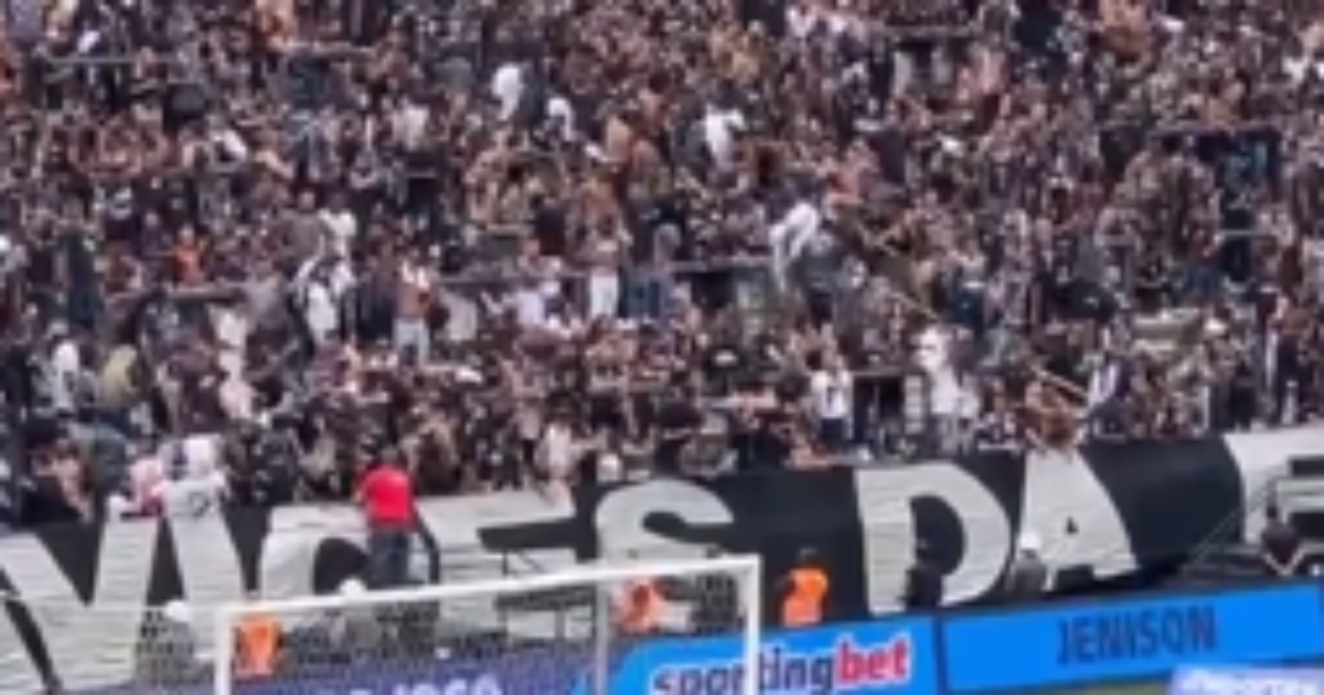 Torcida corinthiana protesta e exige demissão de Mano após derrota desapontadora.