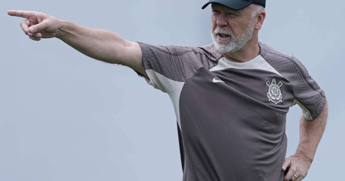 Mano Menezes fecha treino com foco em táticas e bolas paradas para jogar contra o Novorizontino