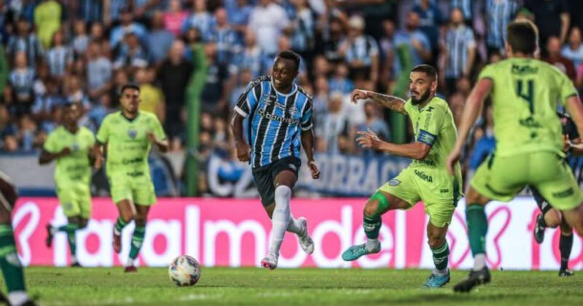 Grêmio conquista quarta vitória consecutiva sobre o Avenida em grande desempenho.