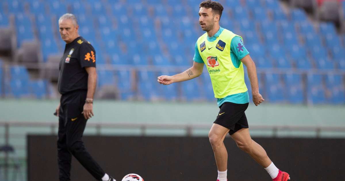 Flamengo assina contrato com Léo Ortiz, do RB Bragantino, reforçando sua defesa.