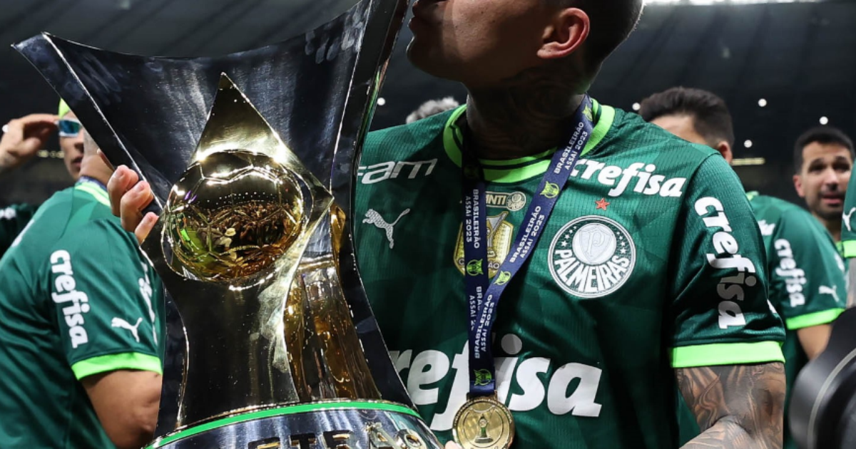 Dudu inicia sua trajetória rumo ao campo, dando início à progressão futebolística.