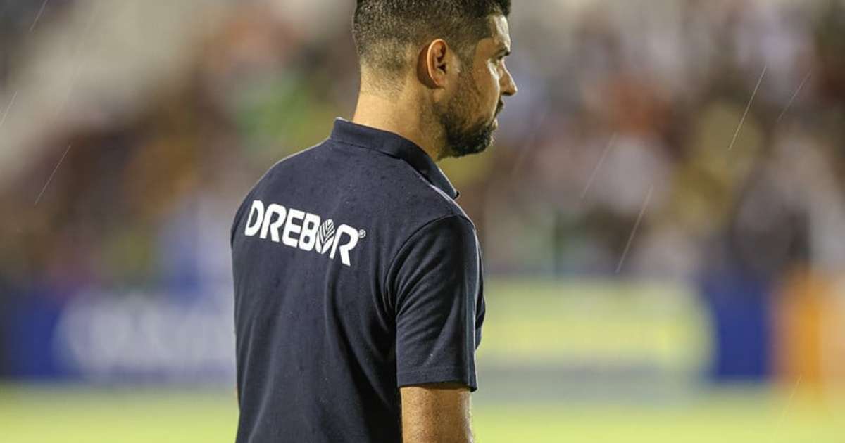 Negociações contratuais de António Oliveira e Cuiabá impedem sua estreia no Corinthians.