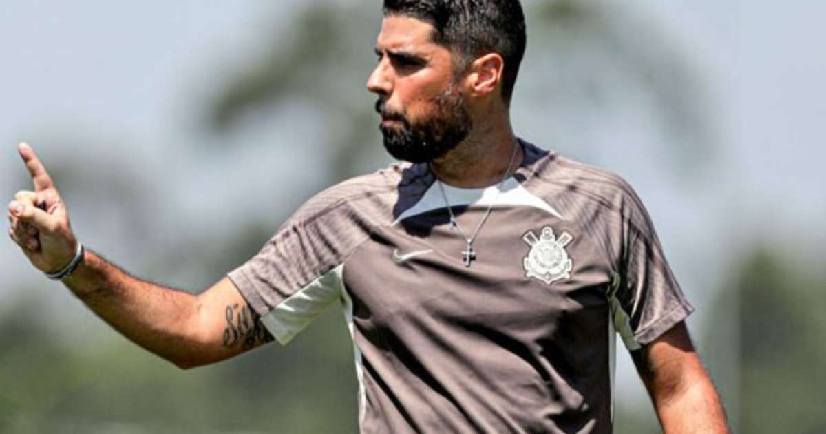 Corinthians apresenta António Oliveira como novo treinador em anúncio oficial.