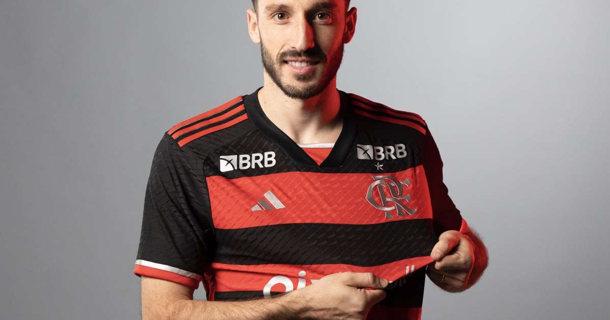 Flamengo cogita estrear Viña em partida inédita para o jogador.