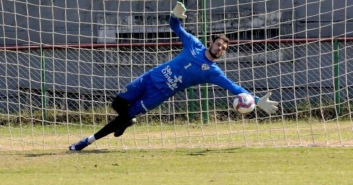 Goleiro da Portuguesa analisa partida decisiva contra o Corinthians em entrevista.