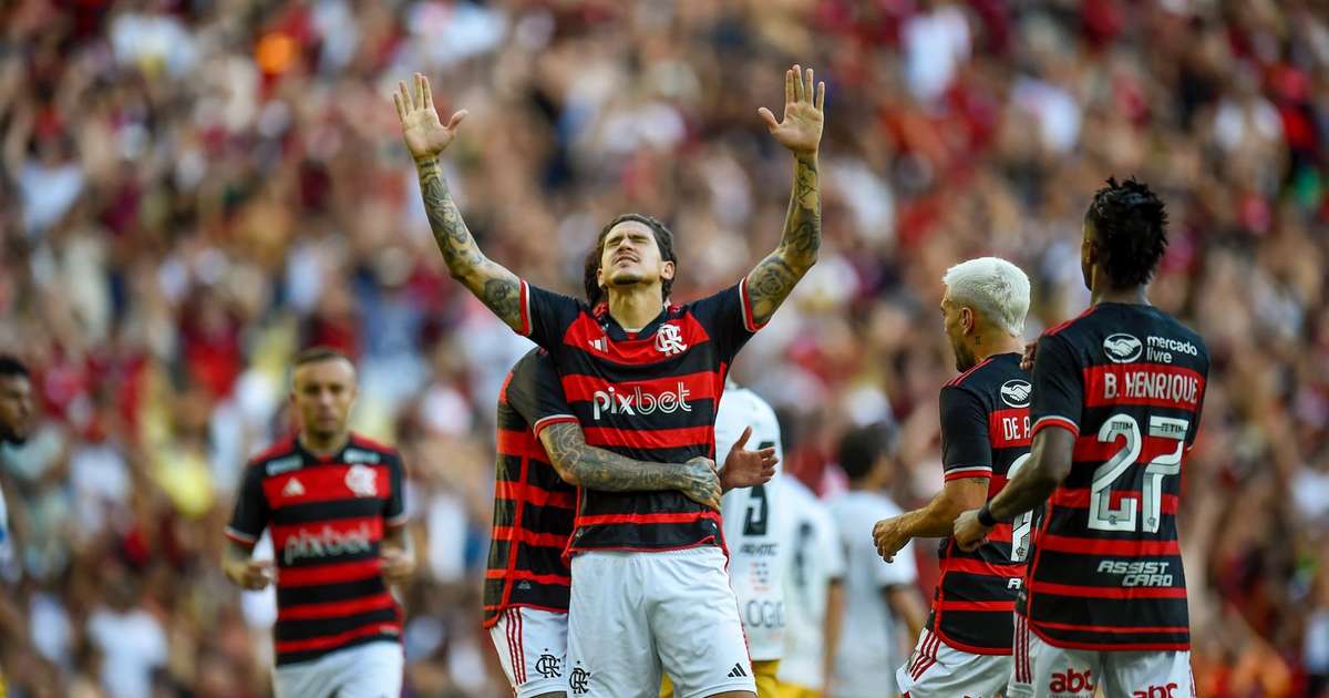 Treinador do Flamengo, Tite critica as condições do gramado do Maracanã.