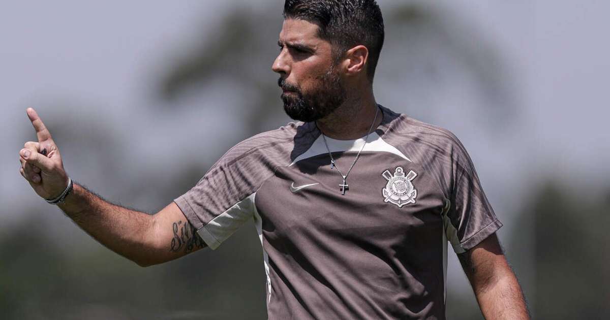 António Oliveira celebra triunfo e enaltece Corinthians como potência futebolística mundial.