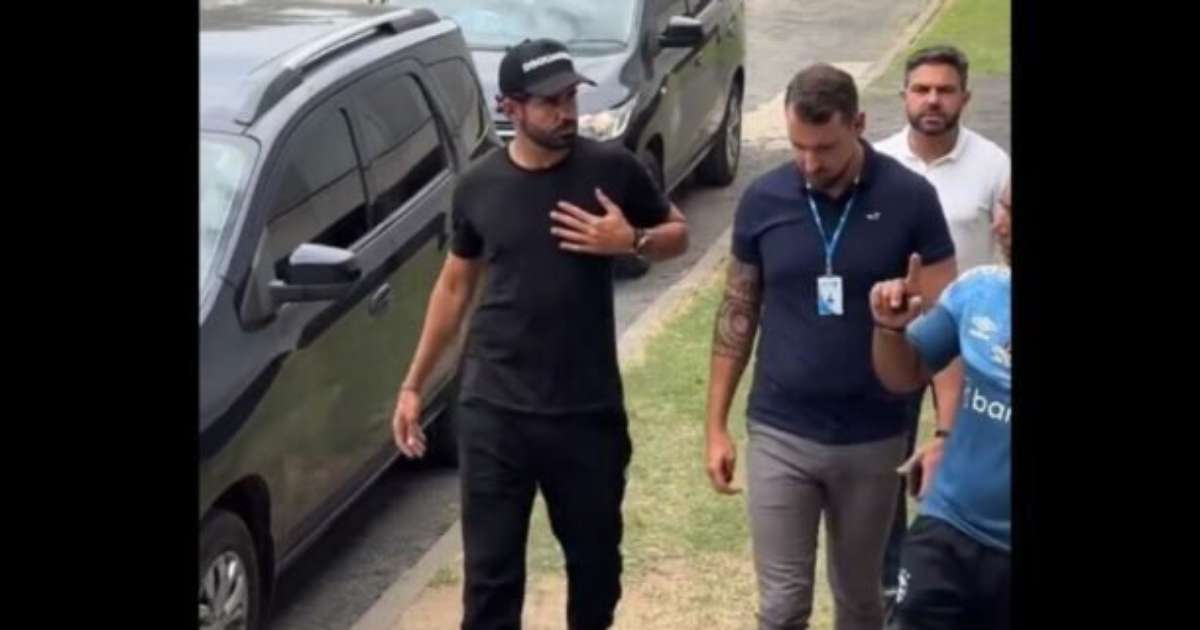 Diego Costa, novo reforço gremista, chega a Porto Alegre para fortalecer o time.