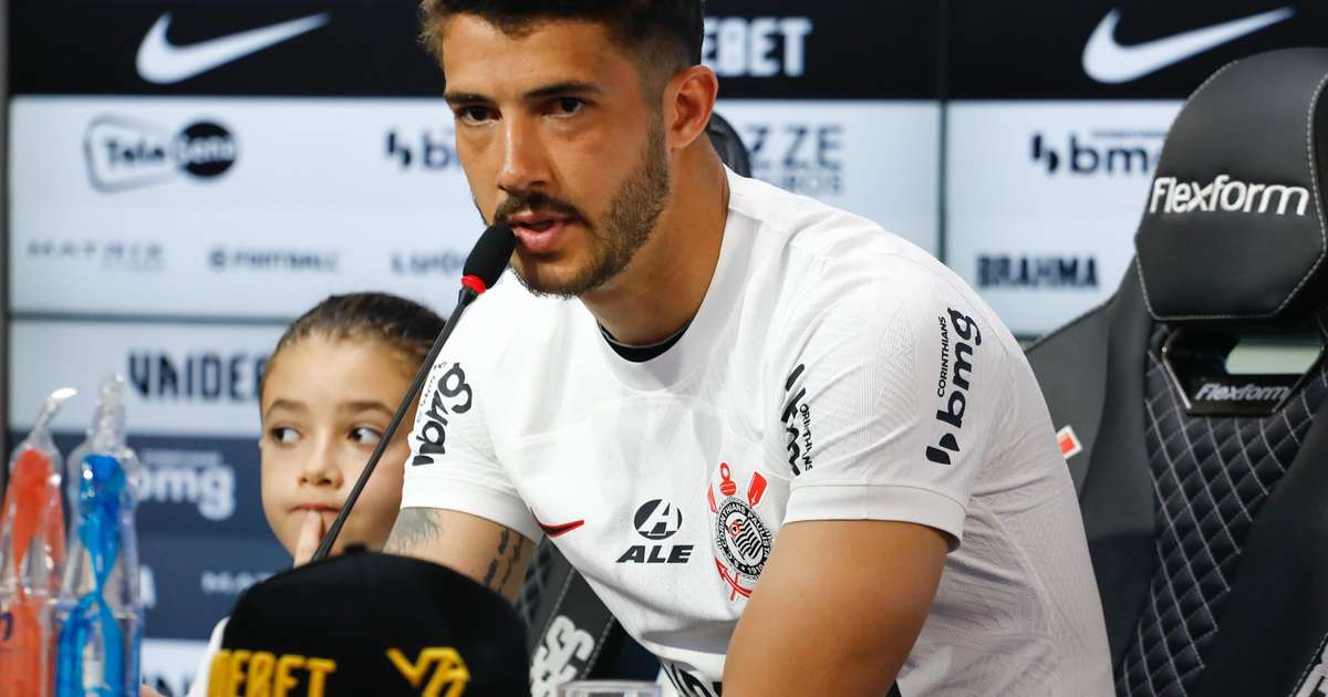Gustavo Henrique enaltece Oliveira, aceita convite e é apresentado no Corinthians.