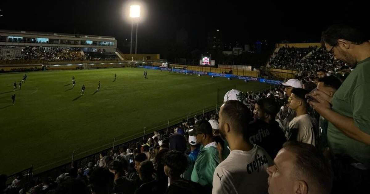 Luz falha durante jogo do Palmeiras causando brincadeiras dos torcedores.