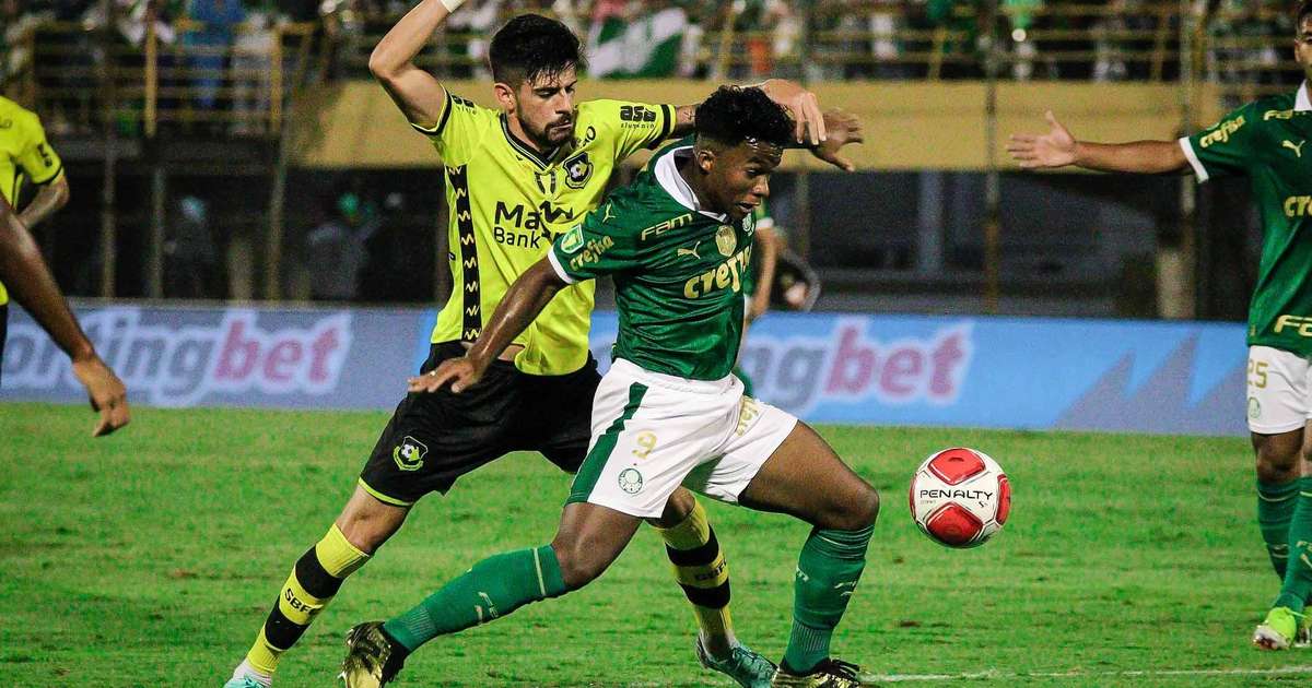 Treinador do Palmeiras destaca elogios a Jorge Jesus e compara atacantes.