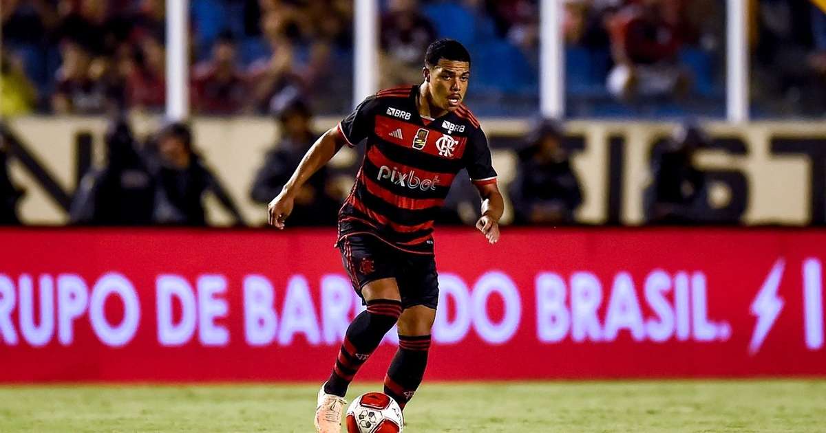 igor jesus busca mais espaço no meio-campo do flamengo após destaque contra bangu.