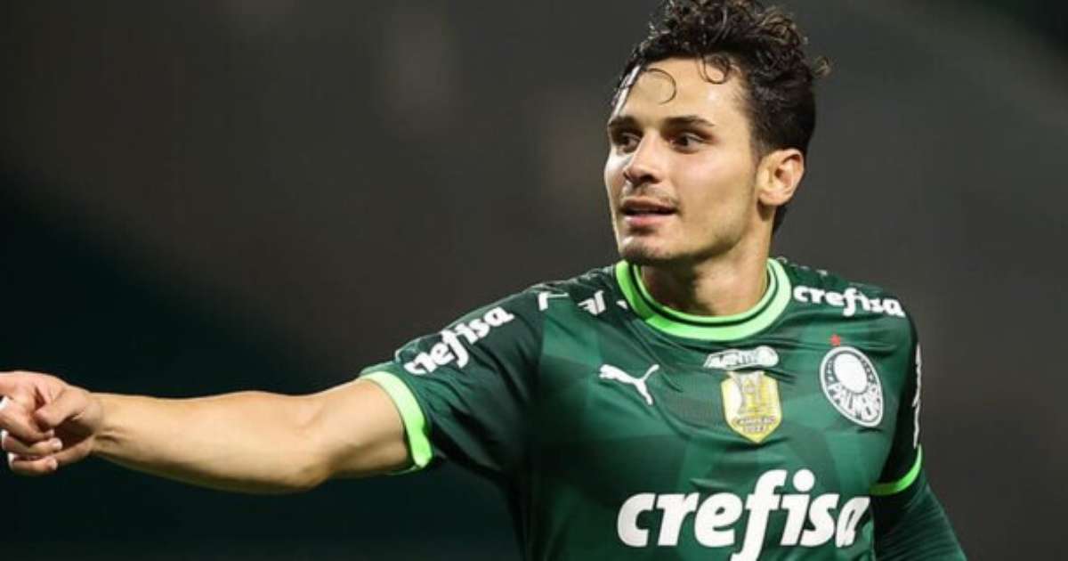 Veiga retorna ao Palmeiras para o clássico contra o Corinthians, decisão estratégica.