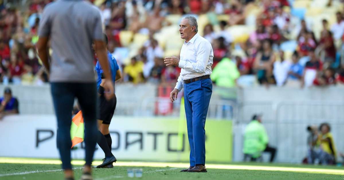 Tite esclarece sobre disputa entre Pedro e Gabigol no Flamengo.