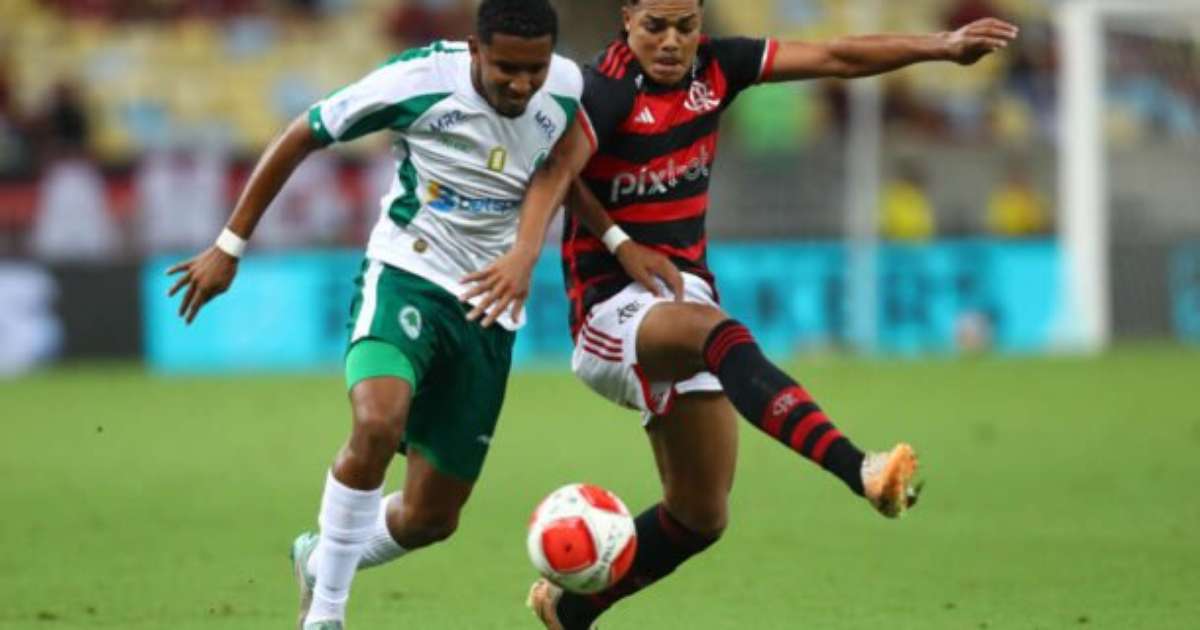 Jovem talento Igor Jesus destaca-se no Flamengo com inspiração em João Gomes.
