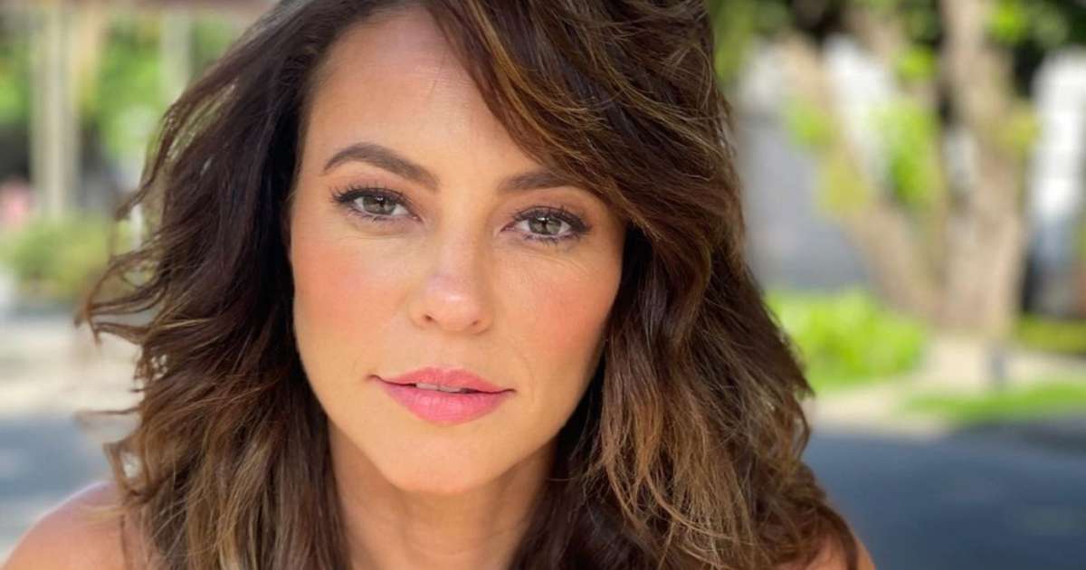 Paolla Oliveira anda de bike de biquíni nas Maldivas e curvas