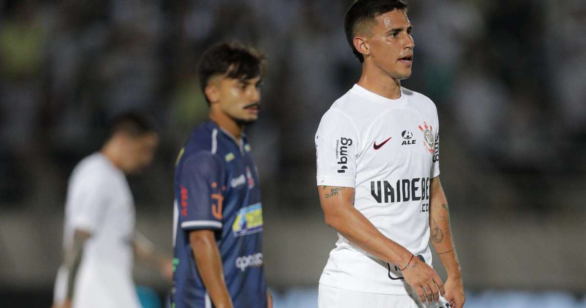 Torcida do Corinthians indignada com atitudes de Rojas durante partida.
