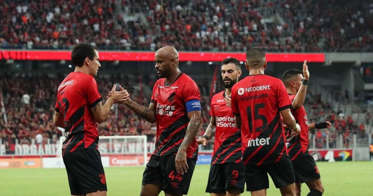 Zagueiro procurado por António Oliveira revela interesse do Corinthians