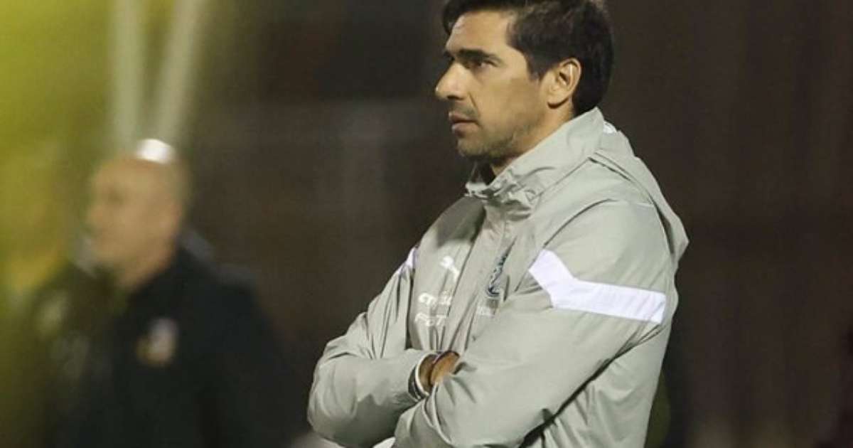 Ex-presidente do Corinthians critica postura de Abel Ferreira no comando técnico.