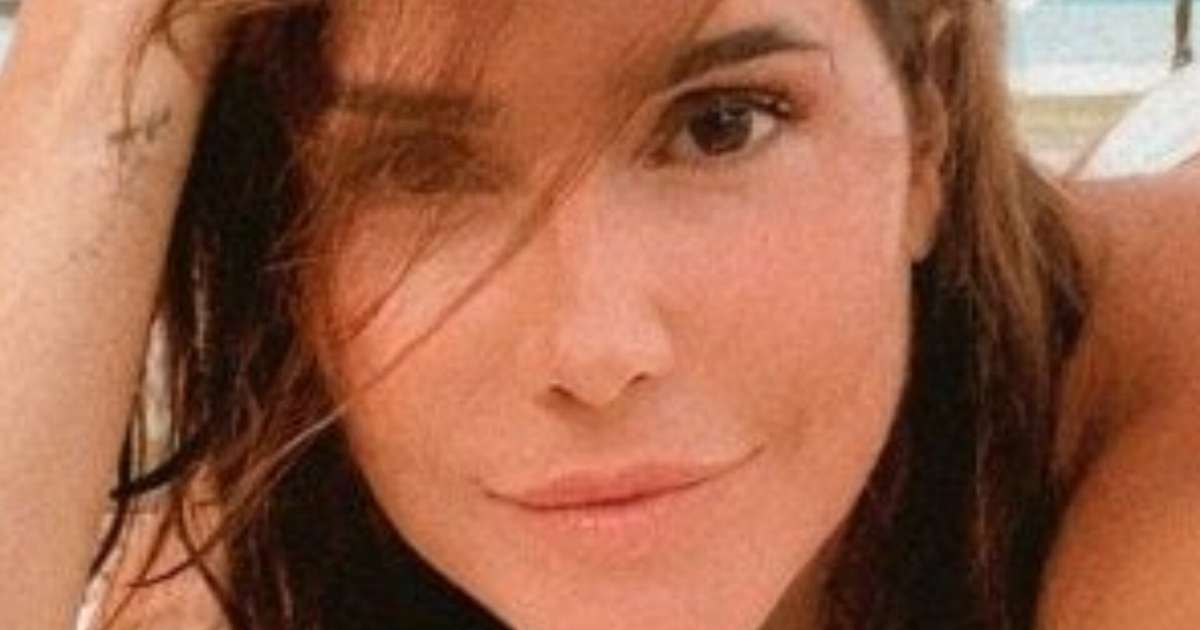 Deborah Secco impressiona ao exibir corpo definido em praia do Rio de