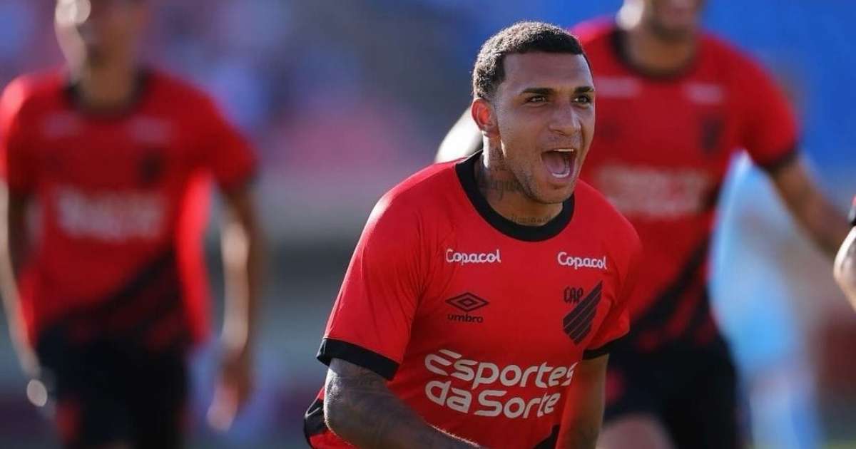 Athletico-PR afasta atacante; joia com multa milionária pode retornar ao Flamengo.