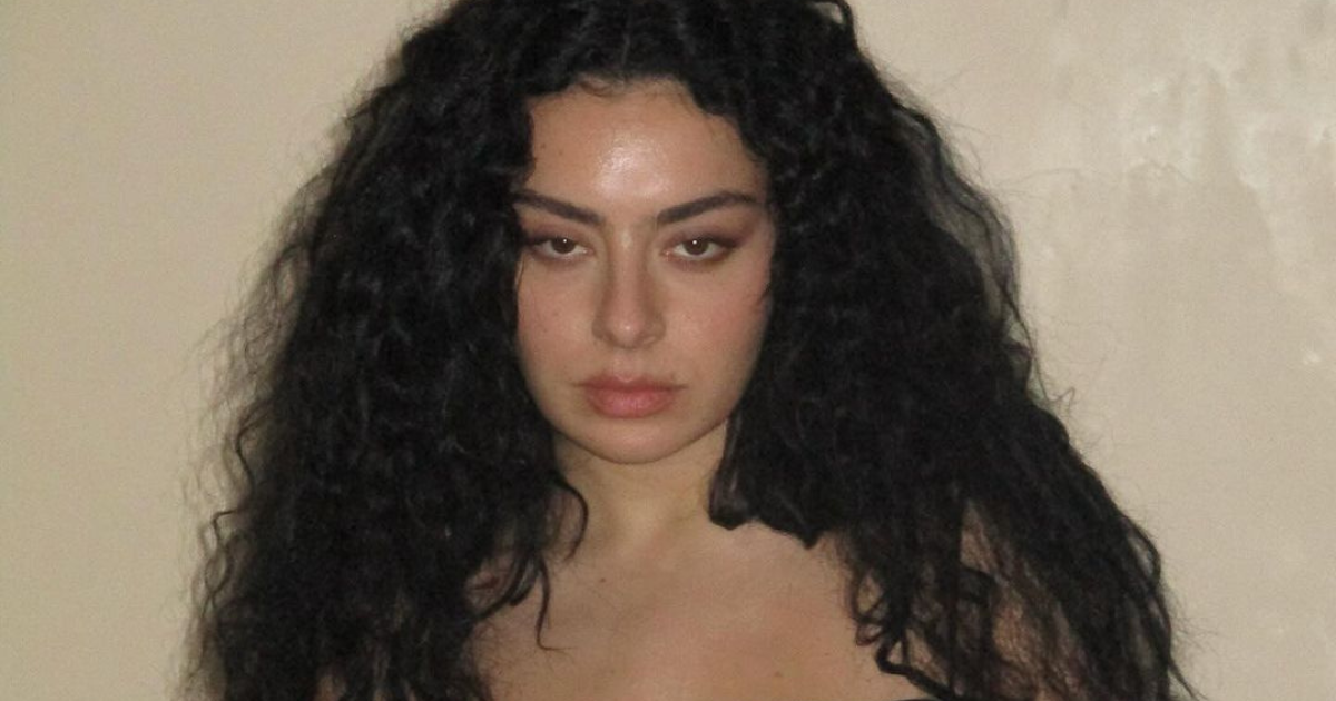 Charli XCX anuncia lançamento do novo álbum 'Brat'