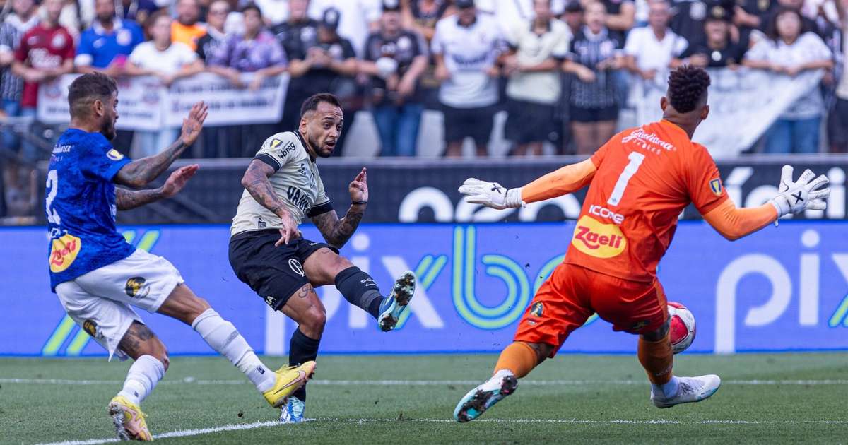 Pedro Raul decide, Corinthians supera Santo André e mantém chances no Paulistão.