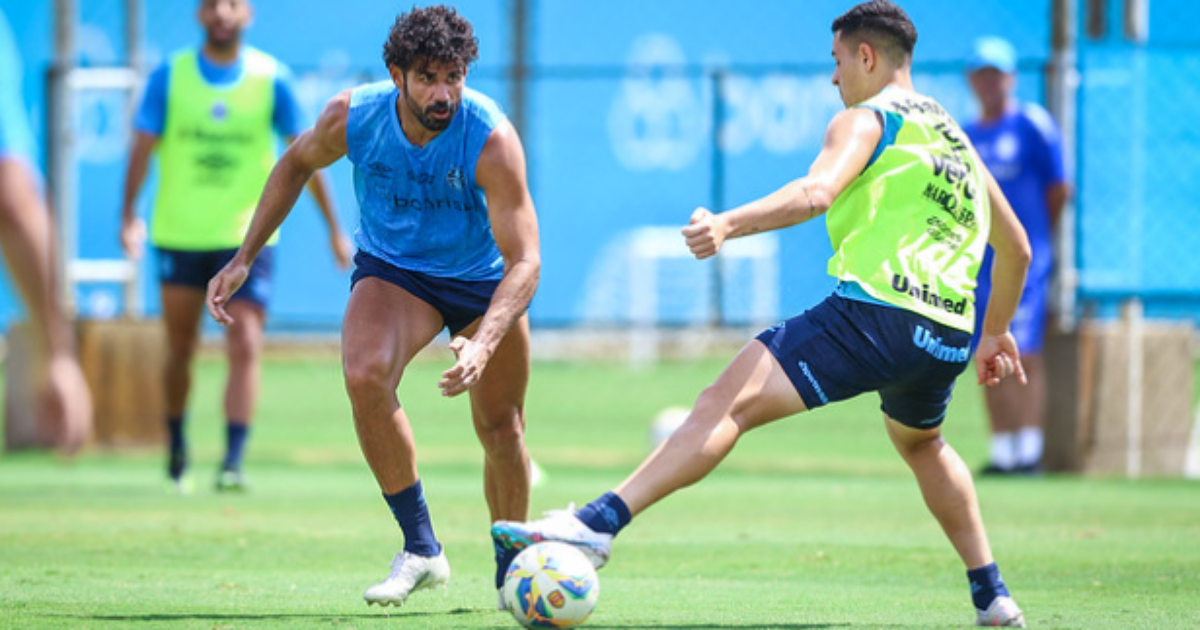 Torcida do Grêmio comemora chegada de Diego Costa como novo centroavante.