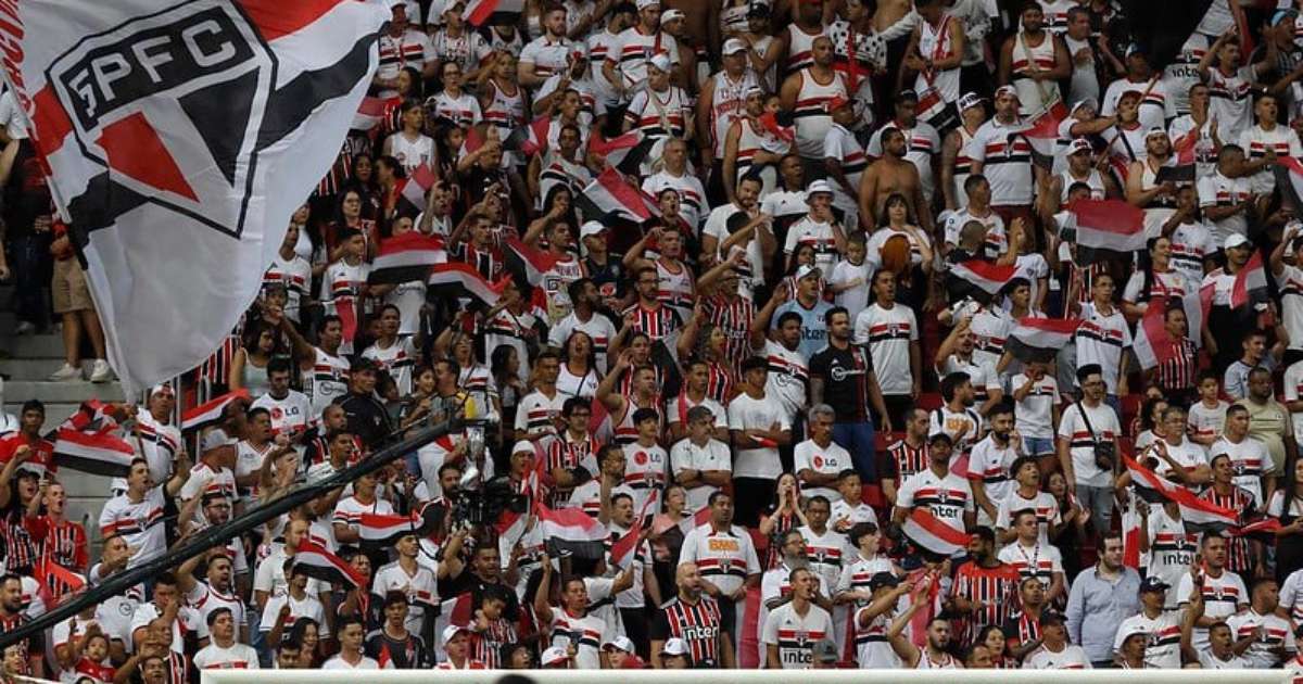 Preparação da Torcida do São Paulo para Enfrentar o Palmeiras
