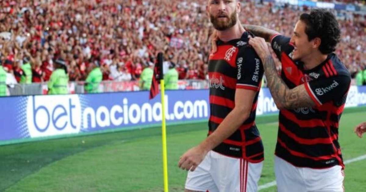 Preparação de Léo Pereira para bater faltas: inspiração em Zico.