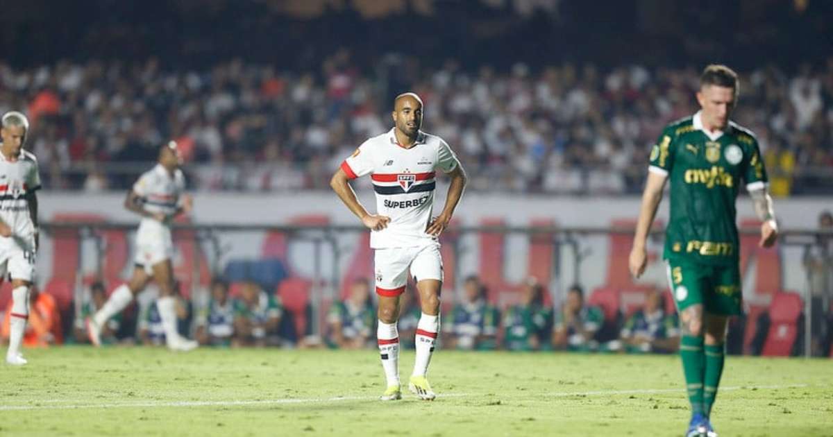 Protesto da Diretoria e Jogadores do São Paulo Contra Arbitragem no Choque-Rei