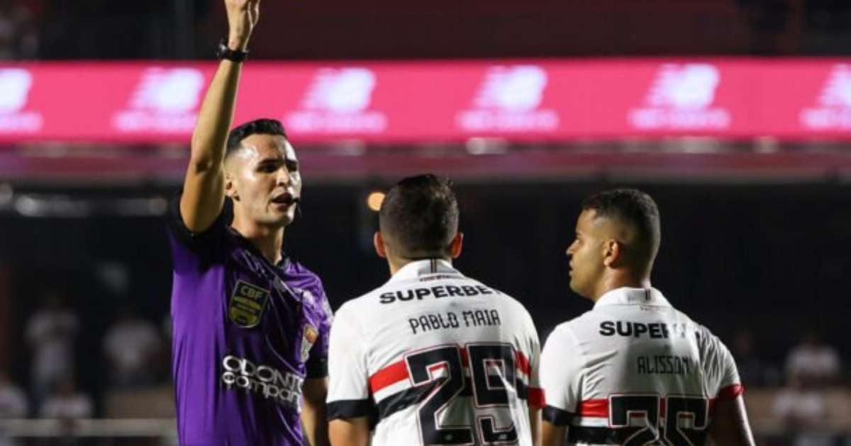 Áudio revela recomendação de pênalti para o Palmeiras pelo VAR no futebol.