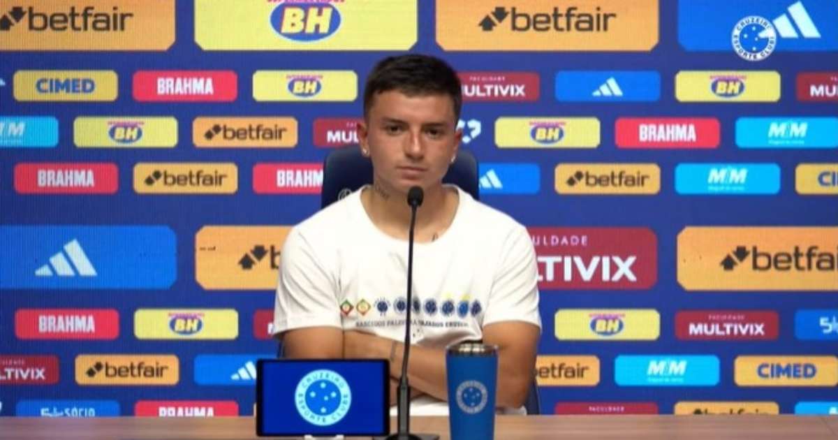 Barreal prefere jogar no meio campo e conversa com Lucas Romero.